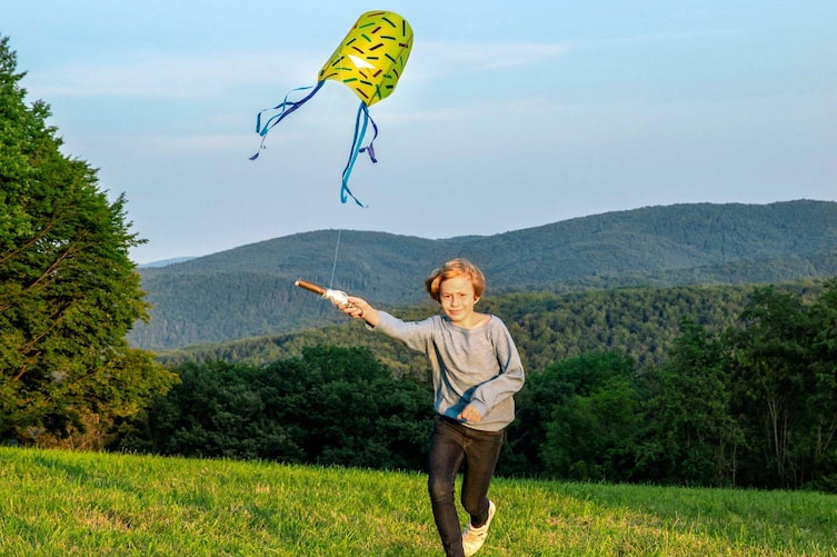 Kind lässt Drachen steigen