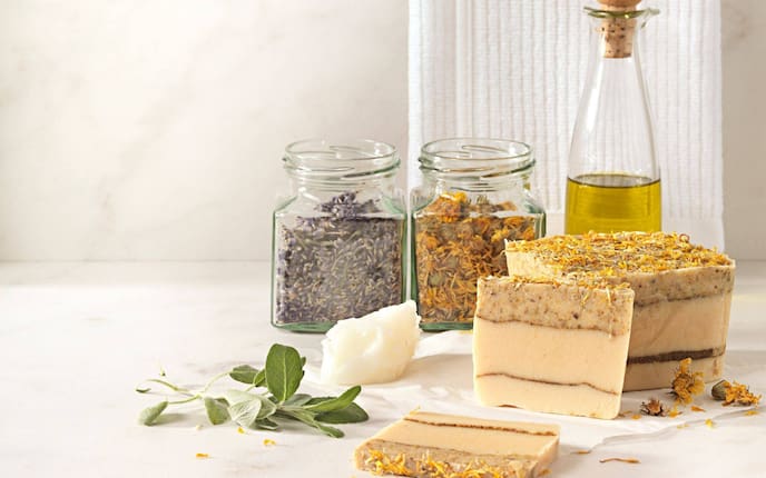 Lavendelblüten, Ringelblumenblüten, Salbeblätter, Feste Duschseife, Öl, Kokosfett