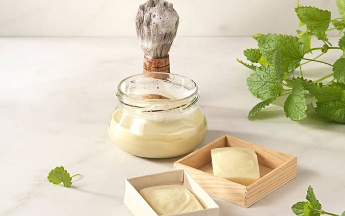 Rasierpinsel, Rasierseife, Minze, Glasschüssel, Papierbox, Holzbox