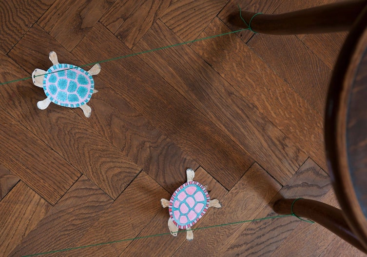 Papierschildkröten selbst bemalt an einem Faden