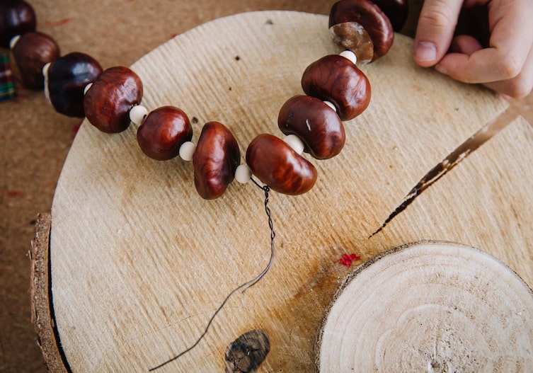 Holzunterlage, Nahaufnahme des Kastienenherz, wie man zum Schluss den verwendeten Draht verzwirbelt.