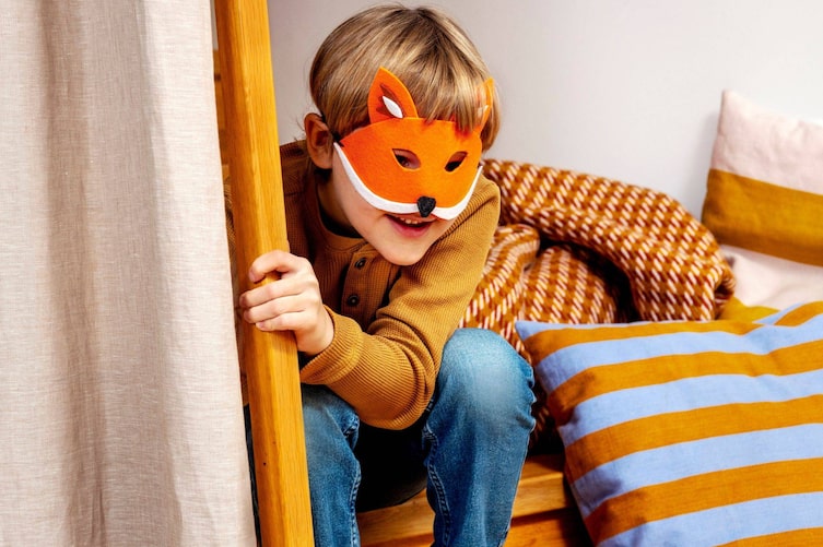 Junger, der eine Filzfuchsmaske trägt