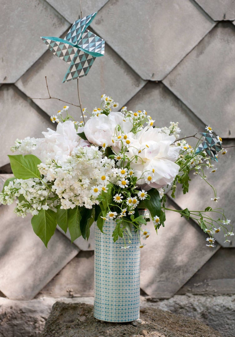 Blumenvase, Pfingstrosen, Kamillen