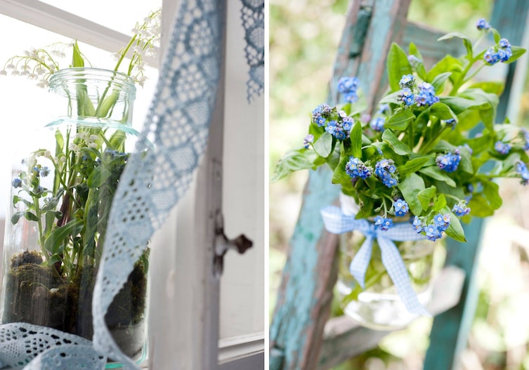 Großes Gurkenglas mit Erde gefüllt, darin sind Maiglöckchen und Vergissmeinnicht samt Wurzeln eingepflanzt. Das Glas steht am Fensterbrett. Am Foto daneben sind Vergissmeinnicht in ein Gurkenglas mit Wasser gesteckt. Um das Glas ist ein blaukariertes Band mit Schleife gebunden. Das Glas ist an einer alten türkisen Holzleiter im Garten befestigt.