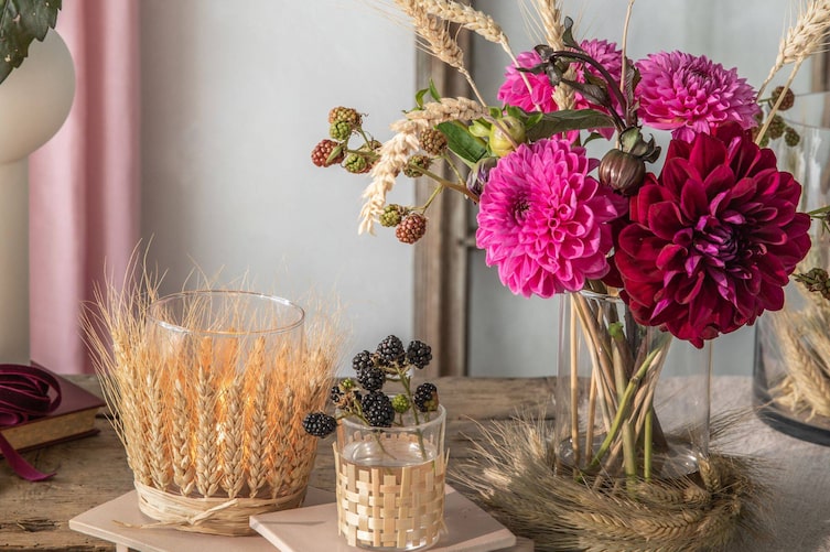 Kerzengläser mit Ähren außen verziert, Blumenstrauß mit Dhalien, um die Vase sind Ähren gelegt.