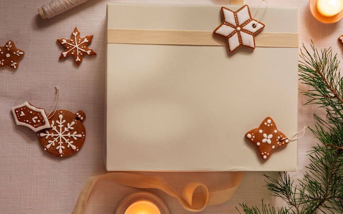 Tisch mit verzierten ausgestochenen Lebkuchenformen und mit Zuckerguss verziert