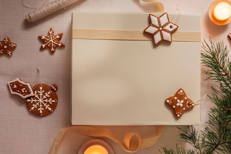 Tisch mit verzierten ausgestochenen Lebkuchenformen und mit Zuckerguss verziert