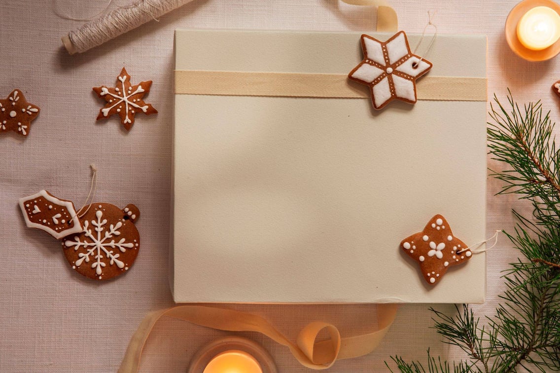 Tisch mit verzierten ausgestochenen Lebkuchenformen und mit Zuckerguss verziert