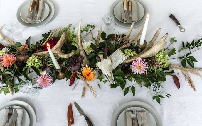 Tischdeko, Deko mit Hirschgeweih, Gamskrickerl, Hirschhornbersteck, Hirschhornflaschenöffner, Kerzen, Blumen, Blätter, Tischgesteck, Servietten