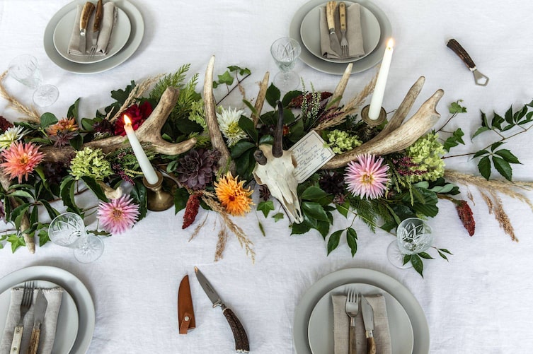 Tischdeko, Deko mit Hirschgeweih, Gamskrickerl, Hirschhornbersteck, Hirschhornflaschenöffner, Kerzen, Blumen, Blätter, Tischgesteck, Servietten