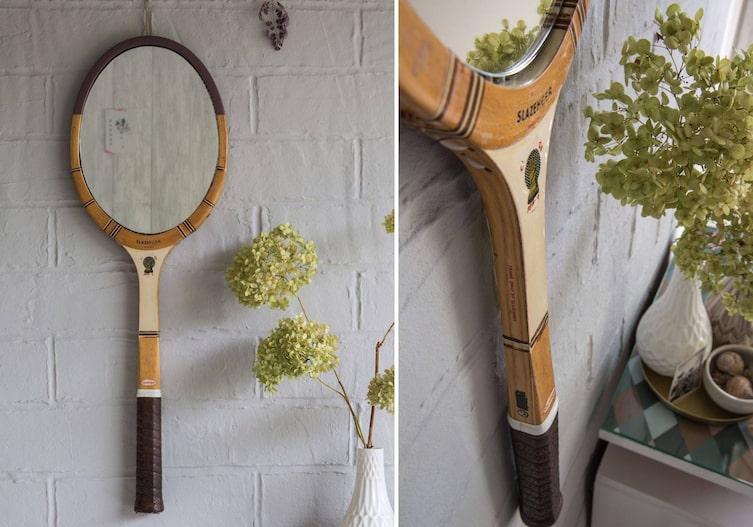 Alter Tennisschläger aus Holz von Slazenger mit Spiegel an einer weißen Steinwand im Innenraum montiert. Daneben ist ein zweites Bild, das den Holzgriff in einer Detailaufnahme zeigt.