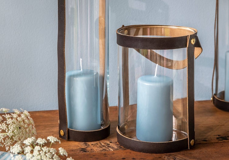 Windlicht aus Glas mit blauer Kerze und Lederriemen, Servus