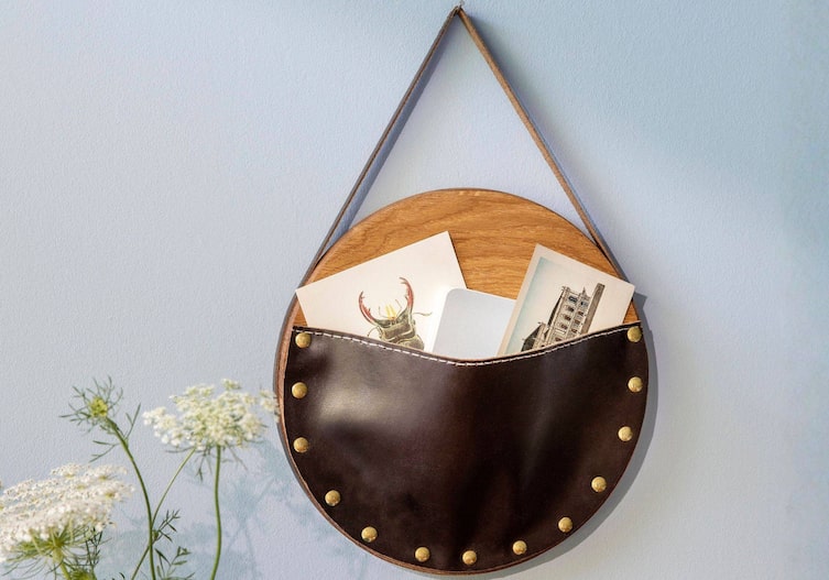 Wandtasche aus Holzbrett und Leder, Servus