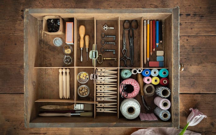 Aufgeräumte Kramuri-Lade mit Kartonteiler