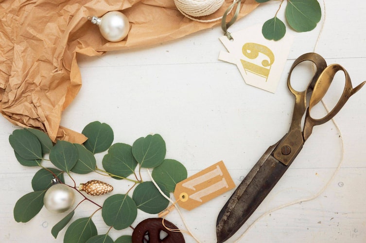 Weihnachtskugeln, Schere, Backpapier, Eukalyptusblätter, Adventskalender, selbermachen