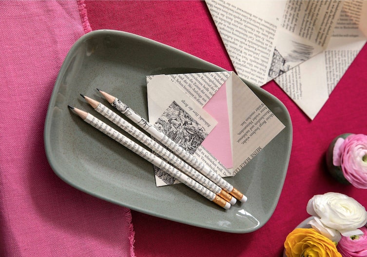 Bleistifte, die mit alten Buchseiten umwickelt wurden und kleine selbst gebastelte Kuverts aus Buchseiten.