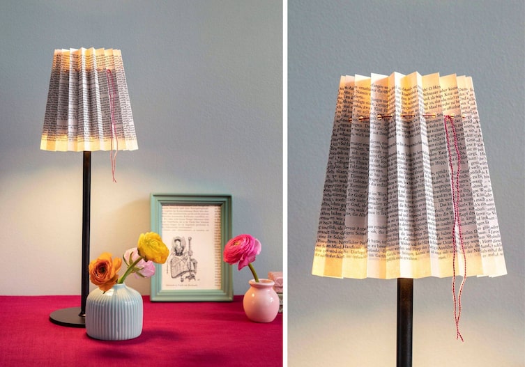Tischlampe mit einem selbstgefalteten Lampenschirm aus einer alten Buchseite