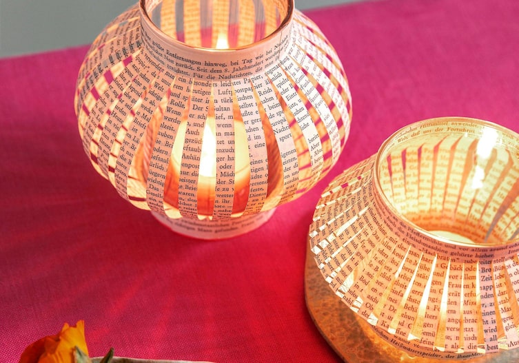 Windlicht mit alten Buchseiten als Deko umwickelt