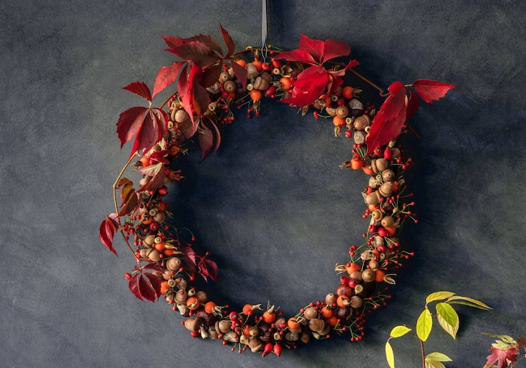Herbstkranz, Herbstdeko Naturmaterialien basteln, Eicheln, Hagebutten, Wilder Wein