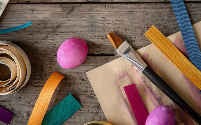 Holzlocken, Holscharten, Holzspäne, Pinsel, bunte Eier, Ostern, Osterdeko