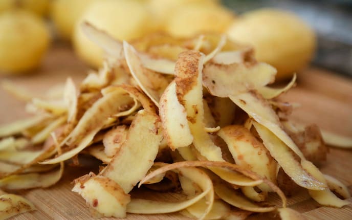 Kartoffelschalen auf einem Haufen