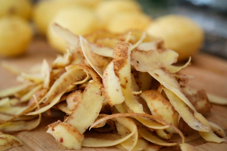 Kartoffelschalen auf einem Haufen