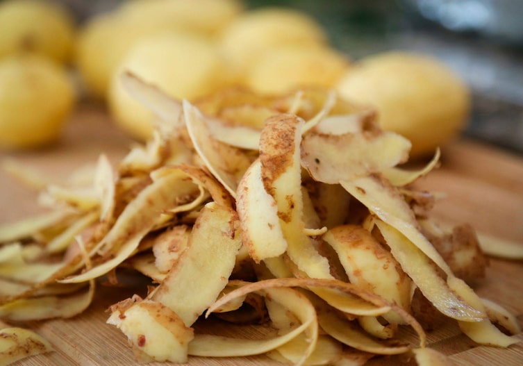 Kartoffelschalen auf einem Haufen