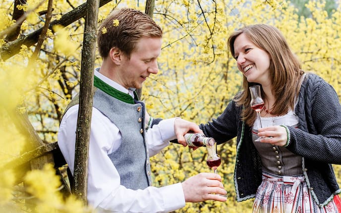 Dirndlschnaps im Obstgarten