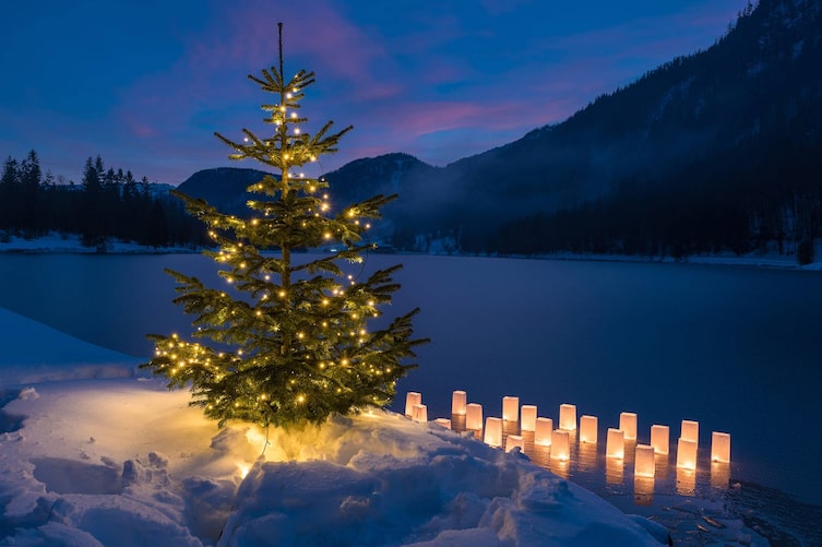 Weihnachtsbaum am Pillersee