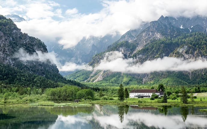 Almtal umgeben von Bergen