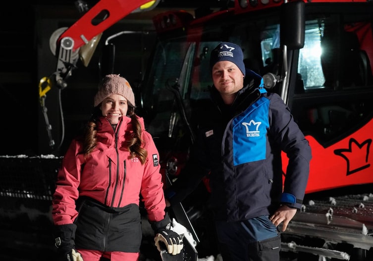 Heimatleuchten Moderatorin Conny Bürgler und Pistenraupenfahrer Christoph Bürgler vor einer Pistenraupe