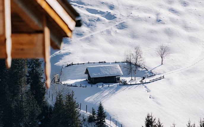 Winterlandschaft mit einer verschneiten, kleinen Holzhütte am Hochkönig.