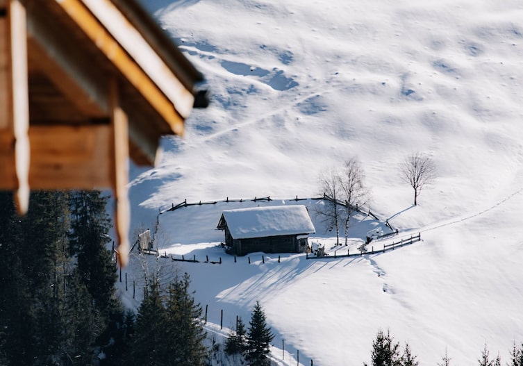 Winterlandschaft mit einer verschneiten, kleinen Holzhütte am Hochkönig.