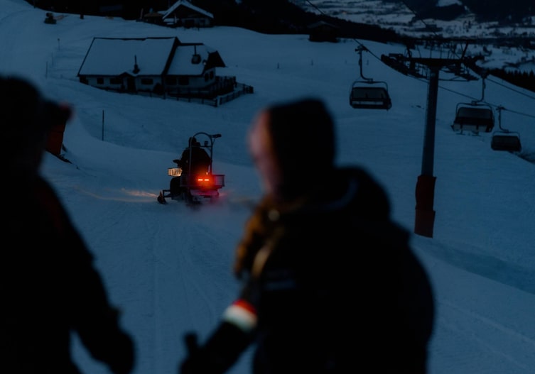 Conny Bürgler steht auf Piste und schaut auf einen Ski-Doo