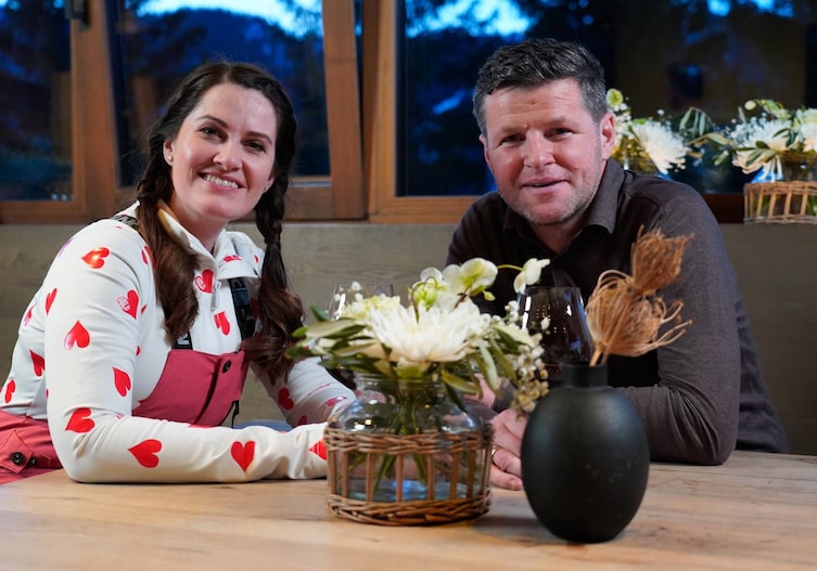 Heimatleuchten Moderatorin Conny Bürgler und Wirt der "Deantnerin" Mirko Verdorfer posieren für ein Foto