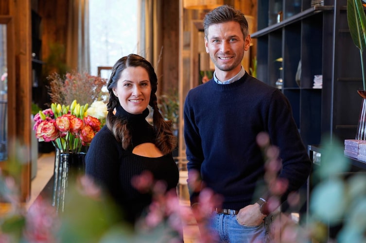 Heimatleuchten Moderatorin Conny Bürgler und Florist und Landschaftsgärtner Johannes Laimgruber posieren für ein Foto