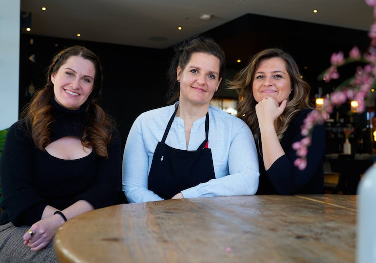 Von li. nach re.: Heimatleuchten Moderatorin Conny Bürgler, Jacqueline Herzog und Carolyn Herzog posieren für ein Foto in der "Herzogin" in Maria Alm