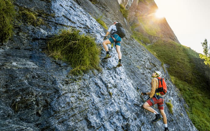 Heimatleuchten, Österreichs Bergsteigerdörfer, Kletterer Claudio Dörr und Inga Koch am Klettersteig Kupfergeist