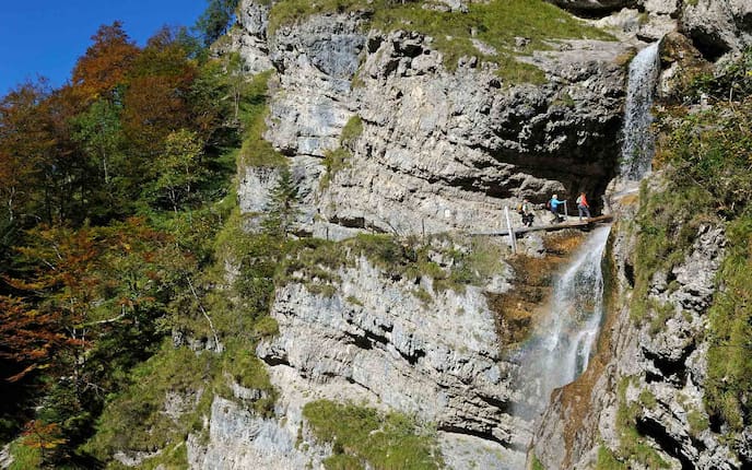 Wanderer am Wasserfall Staubfall