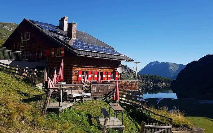 Tappenkarseehütte mit See und Bergen im Hintergrund