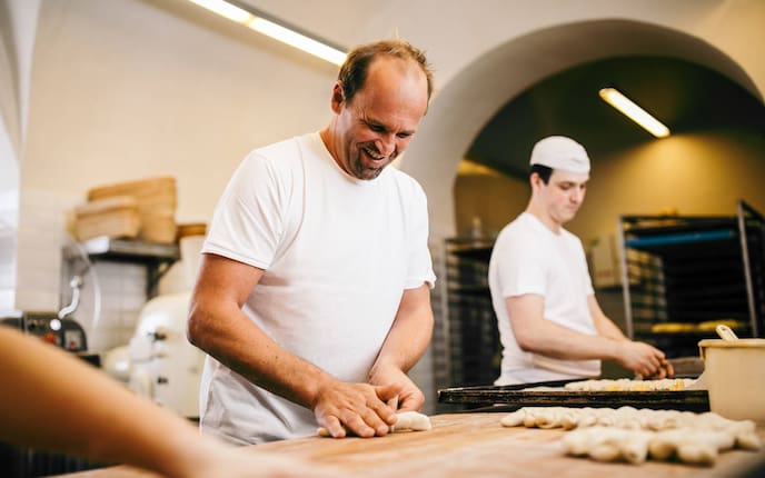 Ausflüge, Wirtshaus, Holzofenbäckerei Gragger & Cie, Helmut Gragger bei der Arbeit, Wien