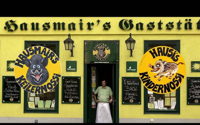 Ausflüge, Wirtshaus, Hausmairs Gaststätte, Außenansicht mit Wirt Herbert Hausmair, Wien