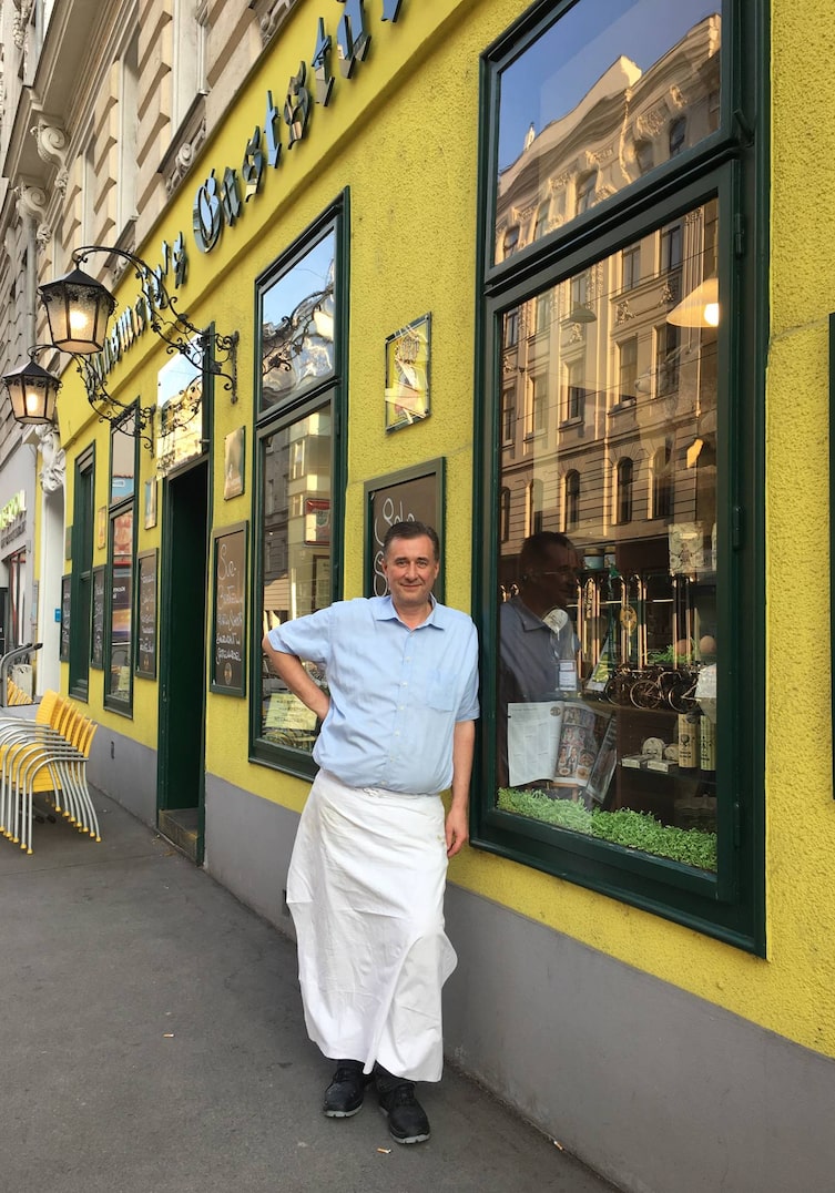 Ausflüge, Wirtshaus, Hausmairs Gaststätte, Außenansicht mit Wirt Herbert Hausmair, Wien