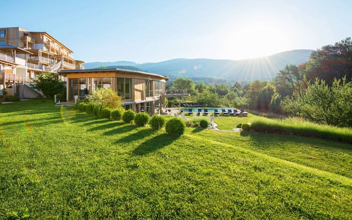 Ausflüge, Wirtshaus, Hotel-Restaurant Retter, Außenansicht mit Pool, Pöllauberg, Steiermark