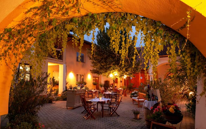 Ausflüge, Wirtshaus, Landgasthaus Winkelhofer, Innenhof, Maissau, Niederösterreich