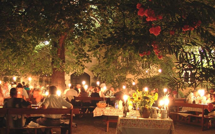 Ausflüge, Wirtshaus, Nikolaihof, Gastgarten unter der Linde, Mautern an der Donau, Niederösterreich
