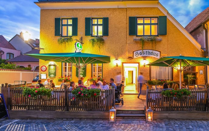 Ausflüge, Wirtshaus, Wachauerstube, Außenansicht abends, Dürnstein, Niederösterreich