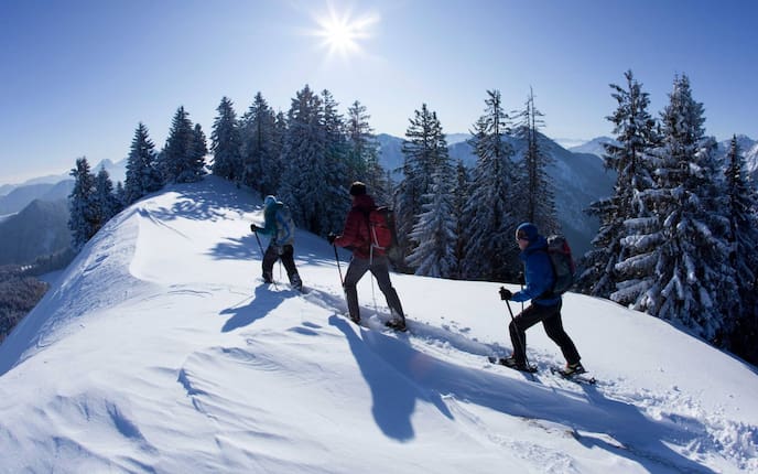 Schneeschuhwandern in Bayern (Foto: Mauritius)
