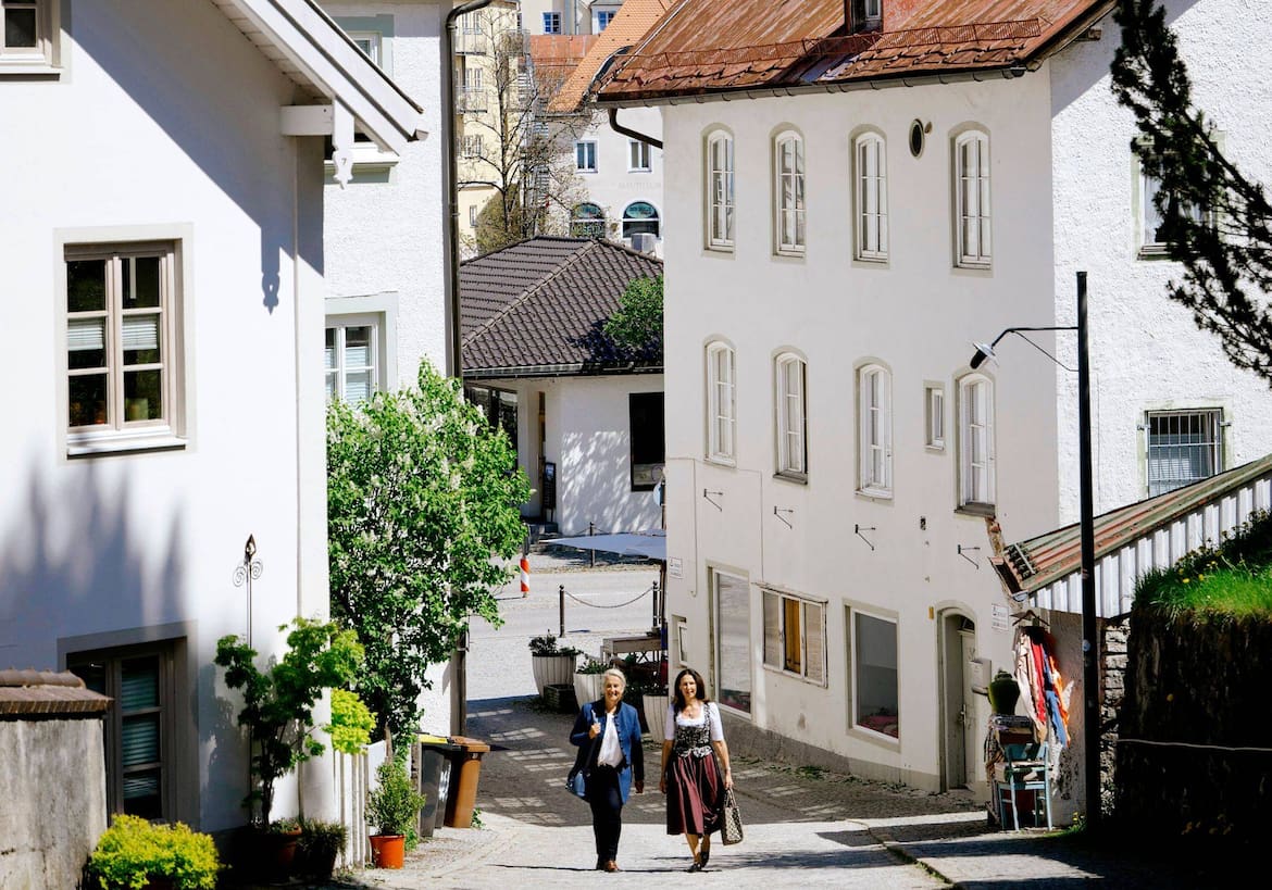 Stadtführerinnen Birgit und Angelika in der Altstadt, Servus