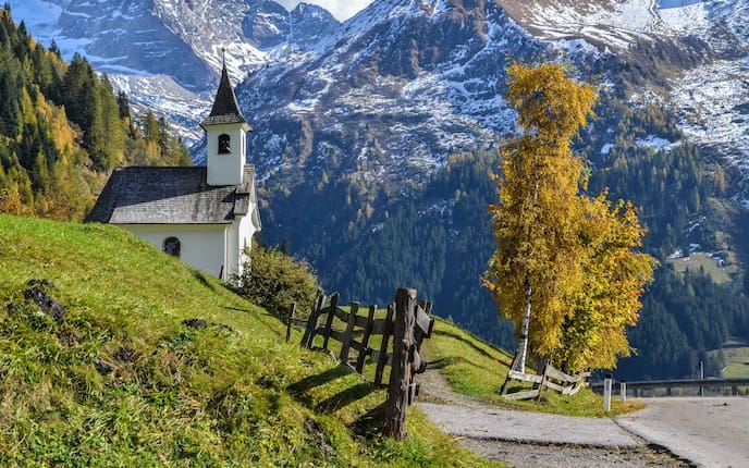 Panoramablick auf eine Kapelle am Wegesrand und die Tiroler Alpen. (Bild: Tourismusverband Wipptal)
